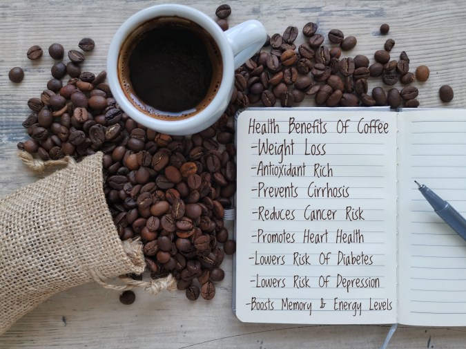 Disfrutar de cuatro tazas de café con cafeína al día se asocia científicamente con una menor acumulación de grasa abdominal.