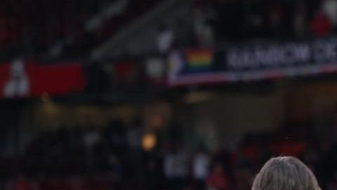 Erling Haaland, del Manchester City (centro), y sus compañeros saludan a los aficionados tras el partido de la Premier League inglesa entre el Manchester United y el Manchester City, en Manchester (Reino Unido), el 13 de septiembre de 2026.