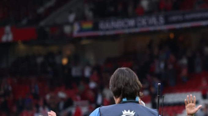 Erling Haaland, del Manchester City (centro), y sus compañeros saludan a los aficionados tras el partido de la Premier League inglesa entre el Manchester United y el Manchester City, en Manchester (Reino Unido), el 13 de septiembre de 2026.