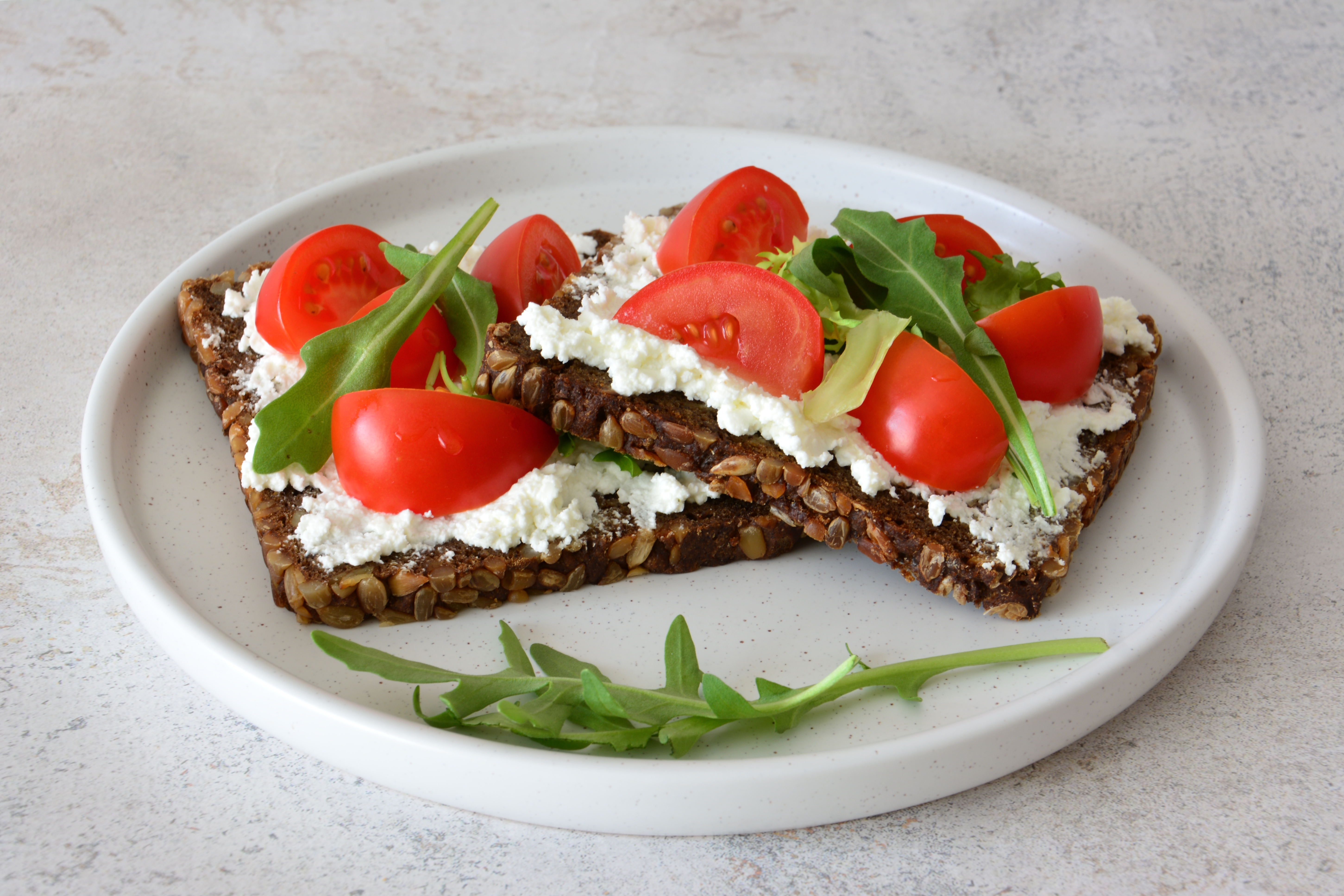 Combinación inteligente: integra porciones moderadas de queso natural con vegetales y granos enteros para un plato nutritivo.