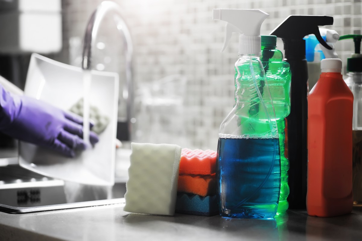 Cómo preparar la solución exacta de cloro para desinfectar tablas y utensilios sin intoxicarte