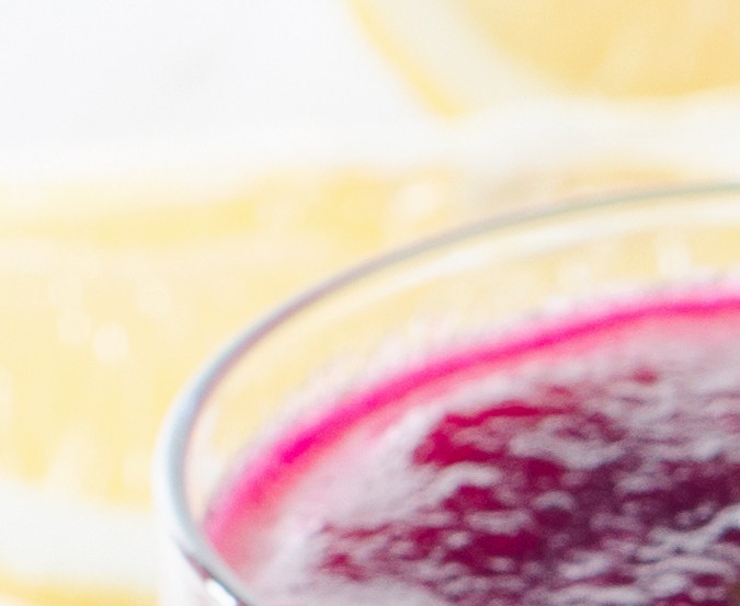 Impacto de los jugos matutinos: aunque parezca una opción saludable, beber jugos verdes con fruta o licuados de remolacha en ayunas genera una rápida absorción de azúcares y picos de insulina.