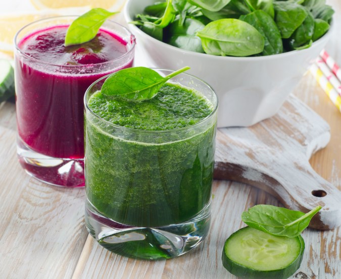 Impacto de los jugos matutinos: aunque parezca una opción saludable, beber jugos verdes con fruta o licuados de remolacha en ayunas genera una rápida absorción de azúcares y picos de insulina.