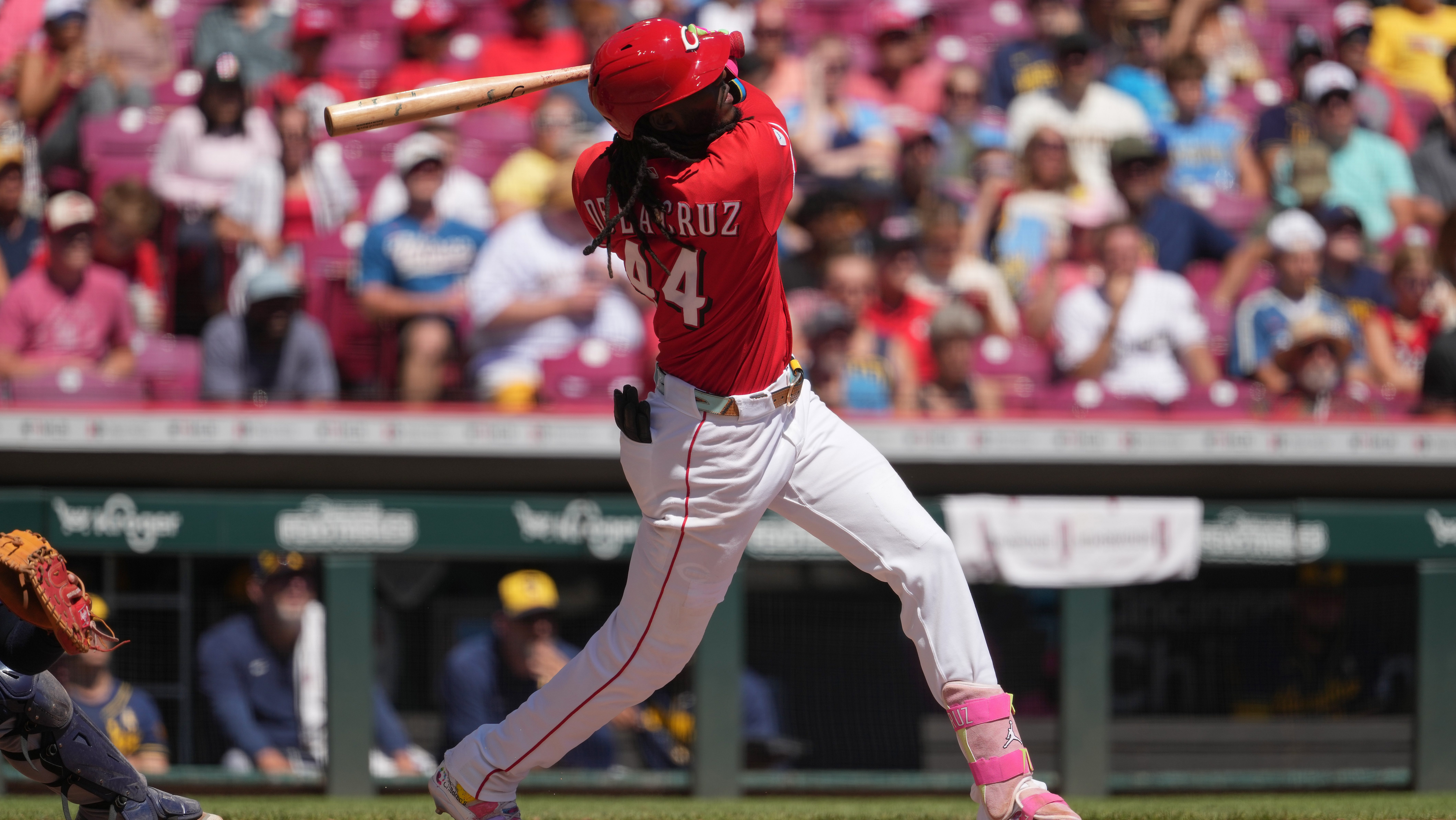 Elly De La Cruz rescata a un pájaro en pleno partido entre Reds vs. Brewers y luego conecta un jonrón