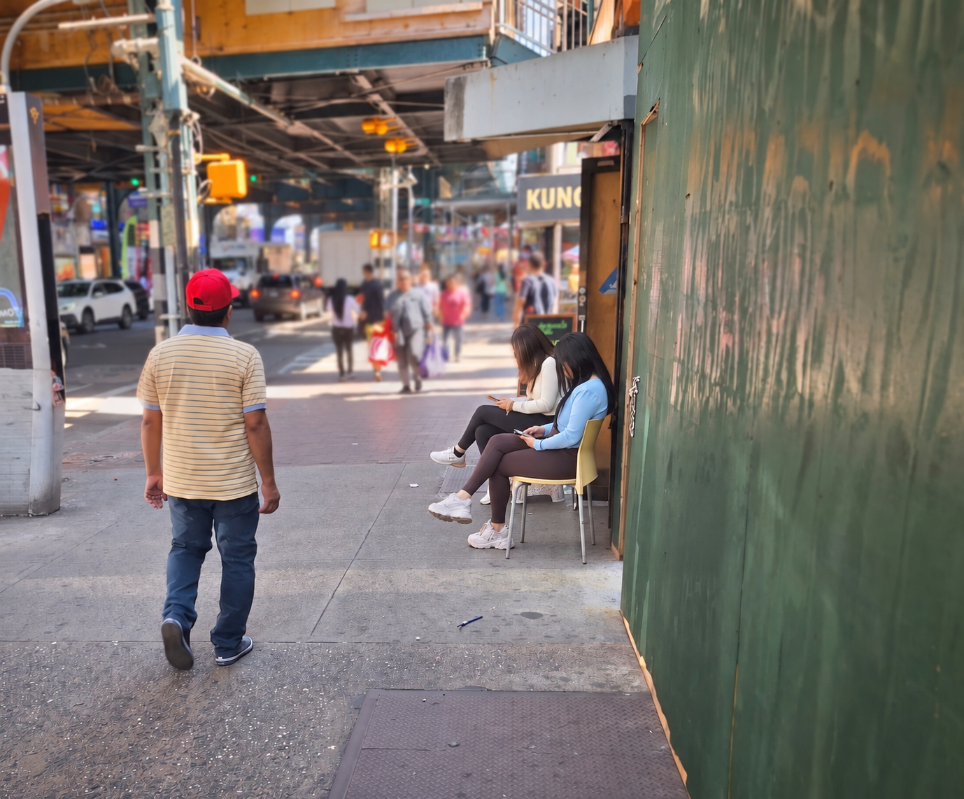 Denuncian que el "mercado de las cariñosas" se desbordó durante verano en la Avenida Roosevelt de Queens
