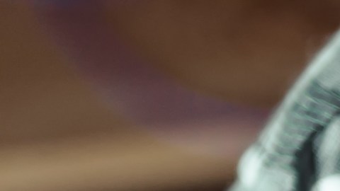 La cafeína bloquea los receptores de adenosina, impidiendo que el cuerpo active su proceso natural de reparación celular nocturna.