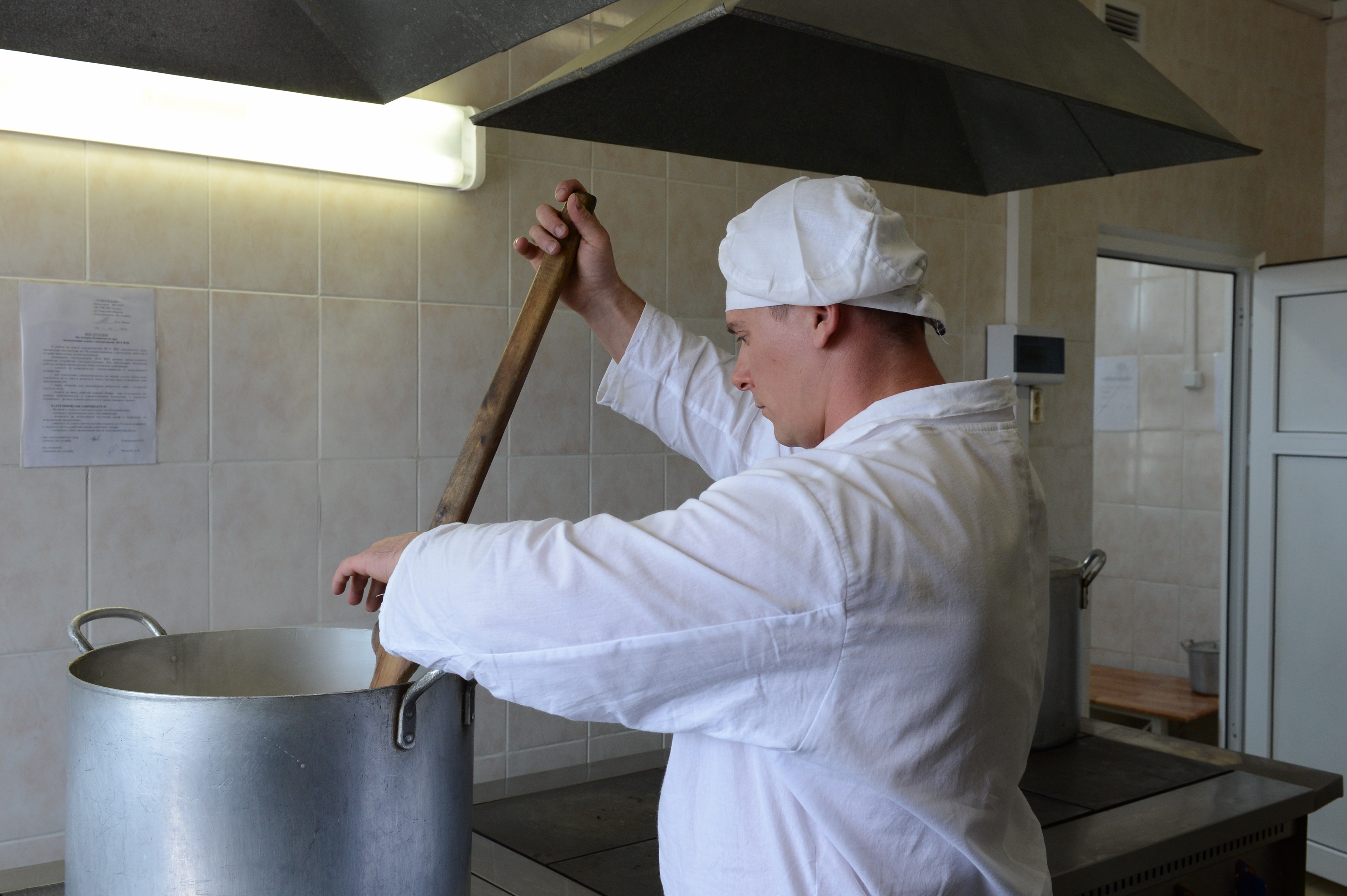 Nueva York busca cocineros y paga hasta $48,097 al año: ¿cómo postularse?