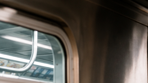 Tren del metro de Nueva York detenido en una estación durante cambios programados del servicio