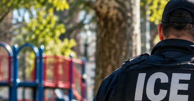 Agentes de ICE realizan un arresto cerca de un parque en Queens, Nueva York.