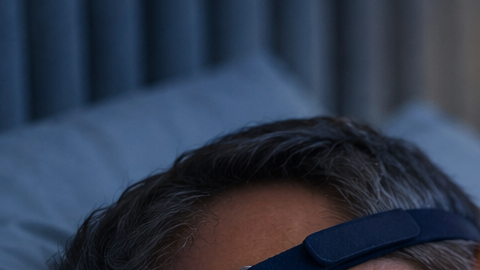 Hombre con apnea del sueño usando CPAP junto a una ilustración de un implante del nervio hipogloso