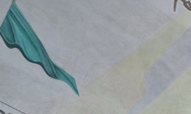 Un clérigo chiíta armado frente a una valla que muestra al ayatolá Ruhollah Khomeini, fundador de la República Islámica.