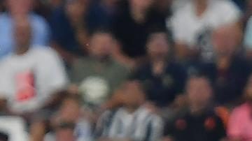 Federico Gatti, de la Juventus (izq.), marca un gol durante el partido de la Serie A italiana de fútbol entre la Juventus FC y el AC Milan en el Allianz Stadium de Turín, Italia, el 6 de septiembre de 2026.