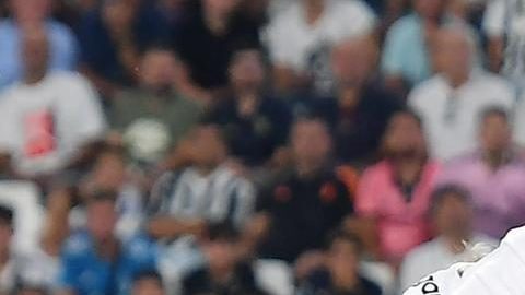 Federico Gatti, de la Juventus (izq.), marca un gol durante el partido de la Serie A italiana de fútbol entre la Juventus FC y el AC Milan en el Allianz Stadium de Turín, Italia, el 6 de septiembre de 2026.