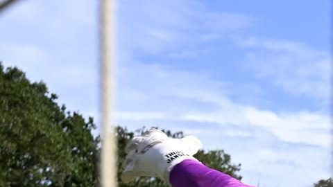 El portero de Telstar, Ronald Koeman, con el penalti igualador durante el partido de la Eredivisie holandesa entre Telstar y Cambuur en el estadio BUKO de Velsen, Países Bajos, el 6 de septiembre de 2026.