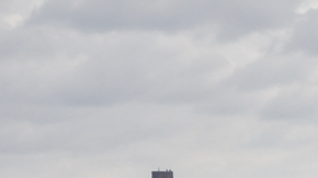 Torres de enfriamiento en El Bronx con el Yankee Stadium al fondo
