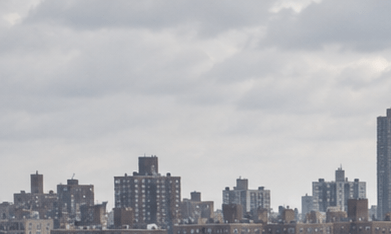 Torres de enfriamiento en El Bronx con el Yankee Stadium al fondo