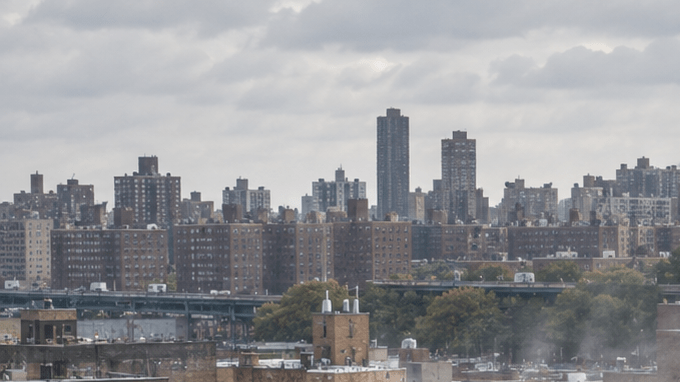Torres de enfriamiento en El Bronx con el Yankee Stadium al fondo