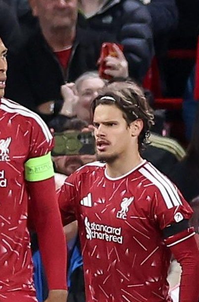 Alexis Mac Allister (C), del Liverpool, celebra con sus compañeros tras marcar el segundo gol de su equipo durante el partido de la fase de liga de la UEFA Champions League entre el Liverpool FC y el Atlético de Madrid, en Liverpool.