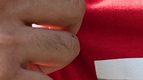 Un aficionado lleva una camiseta con la imagen del jugador argentino Diego Maradona durante la final de la Copa del Mundo de fútbol entre Argentina y España, el domingo 19 de julio de 2026, en la FIFA Fan Zone del National Mall en Washington.