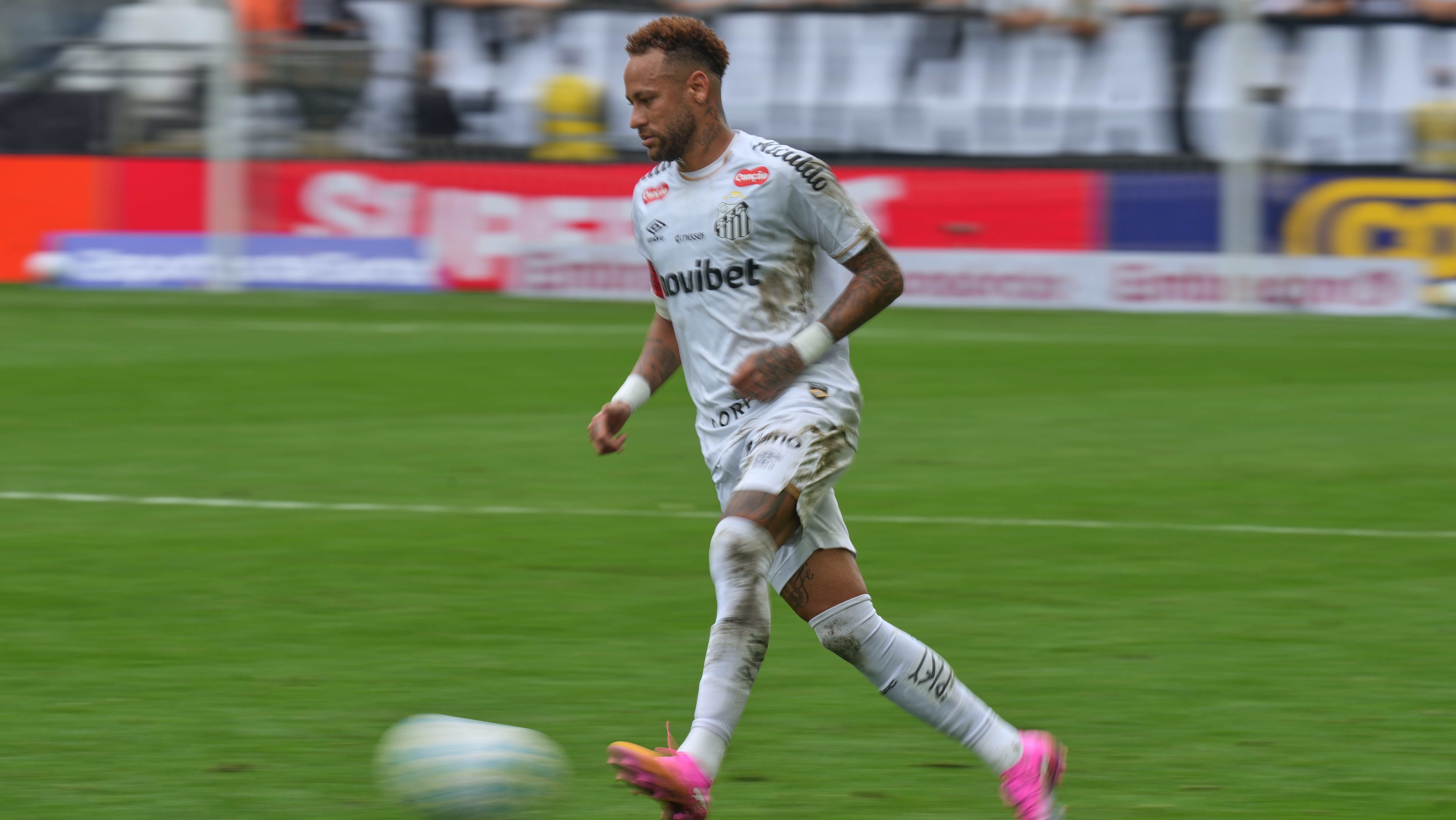 Neymar sufre lesión en el isquiotibial y se pierde la serie de Copa Sudamericana con Santos