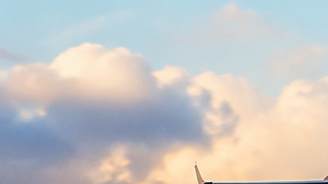 Avión comercial sobrevuela la Estatua de la Libertad con el skyline de Nueva York al fondo.