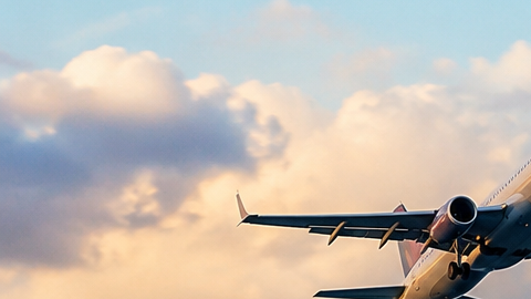 Avión comercial sobrevuela la Estatua de la Libertad con el skyline de Nueva York al fondo.