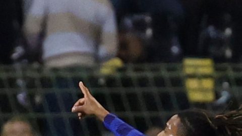 El francés Michael Olise (izquierda) celebra tras marcar el primer gol durante el partido de fútbol de la Liga de Naciones de la UEFA entre Bélgica y Francia en Bruselas, Bélgica, el lunes 28 de septiembre de 2026.