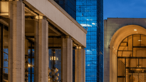 Público viendo una proyección gratuita de ópera al aire libre en Lincoln Center, Nueva York