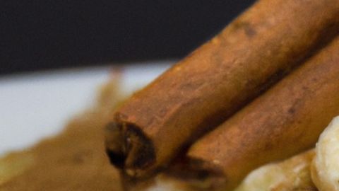 Plato principal de panqueques de plátano maduro recién hechos servidos con rebanadas de fruta fresca.