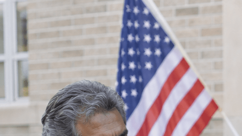 Grupo de votantes latinos conversa frente a un centro de votación en Estados Unidos