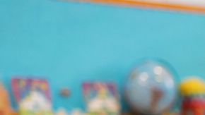 Niños en un aula de preescolar durante una actividad grupal con una maestra en Nueva York