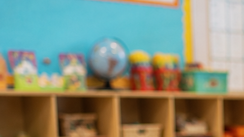 Niños en un aula de preescolar durante una actividad grupal con una maestra en Nueva York
