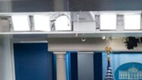 Trump sugiere reemplazar la sala de prensa de la Casa Blanca por una piscina