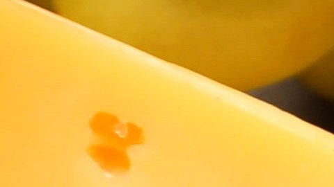 Sección de quesos especiales en Whole Foods Market, donde se suspendió la venta del producto madurado tras el reporte emitido por la FDA.