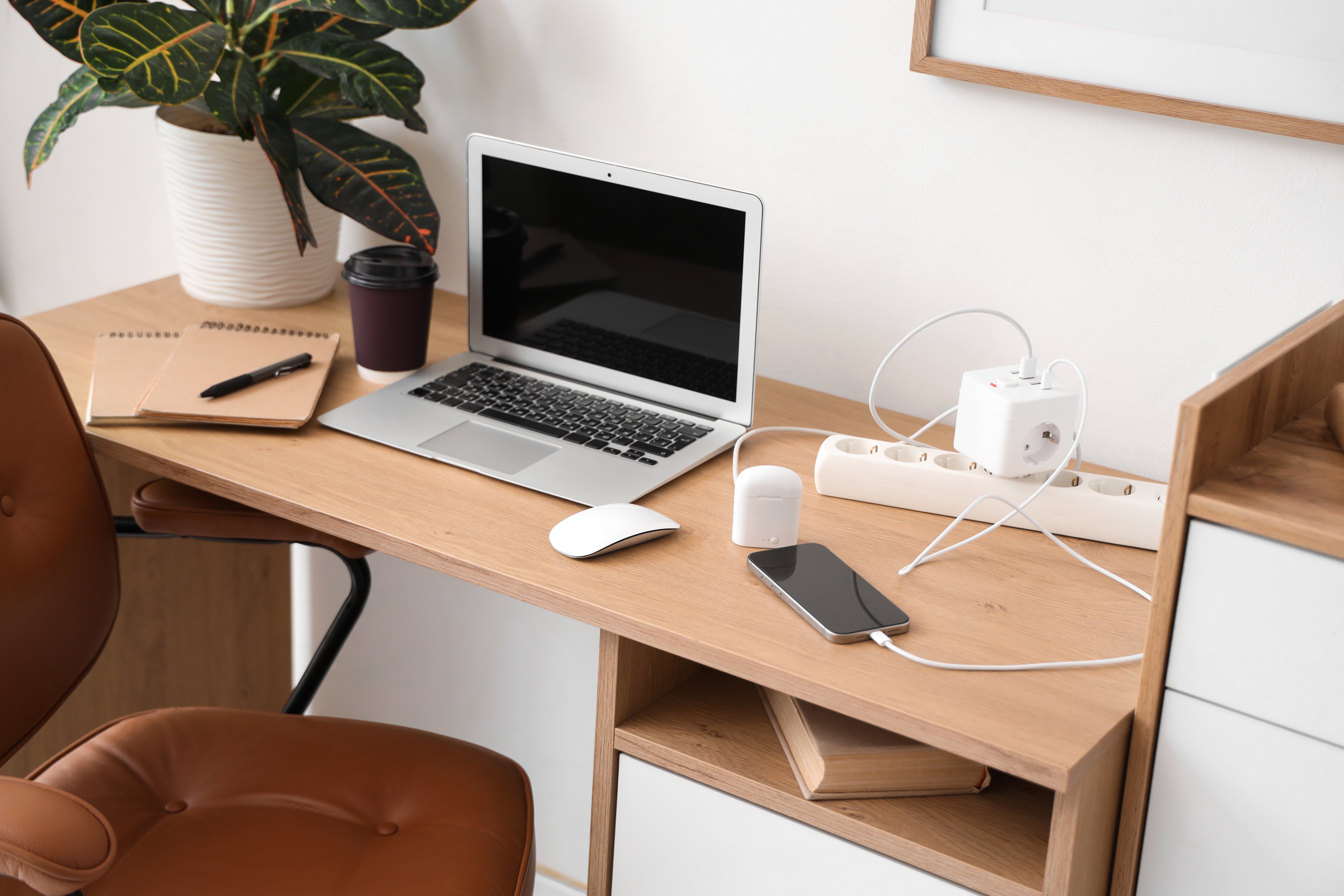 Trabajas desde casa: 7 cambios que pueden reducir tu consumo de electricidad