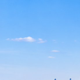 Vista aérea de la costa norte de Staten Island con el ferry, edificios residenciales y el waterfront, en una imagen sobre el plan para sumar más de 5,000 viviendas.