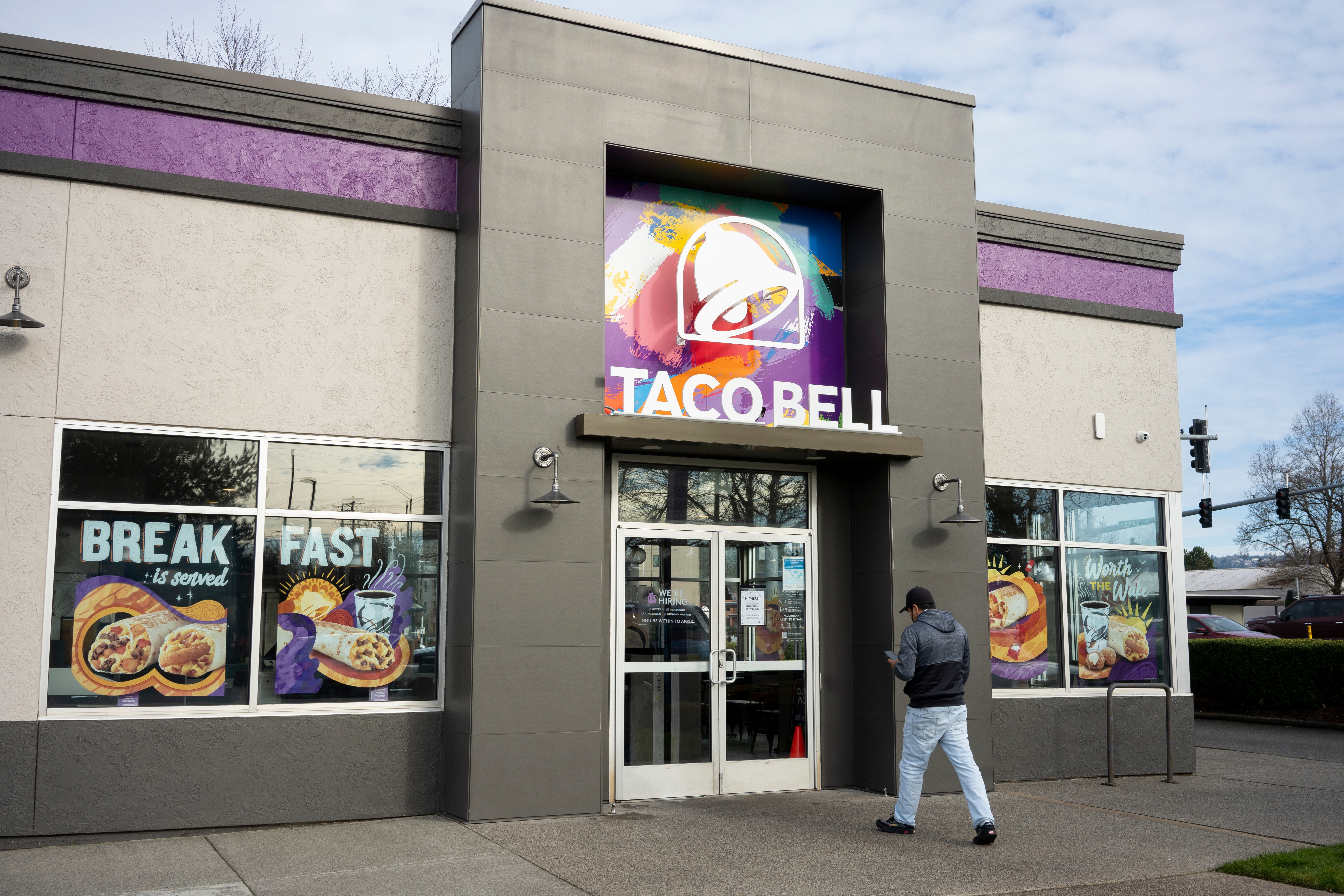 Cliente dice que vio a empleada de Taco Bell escupir en su comida