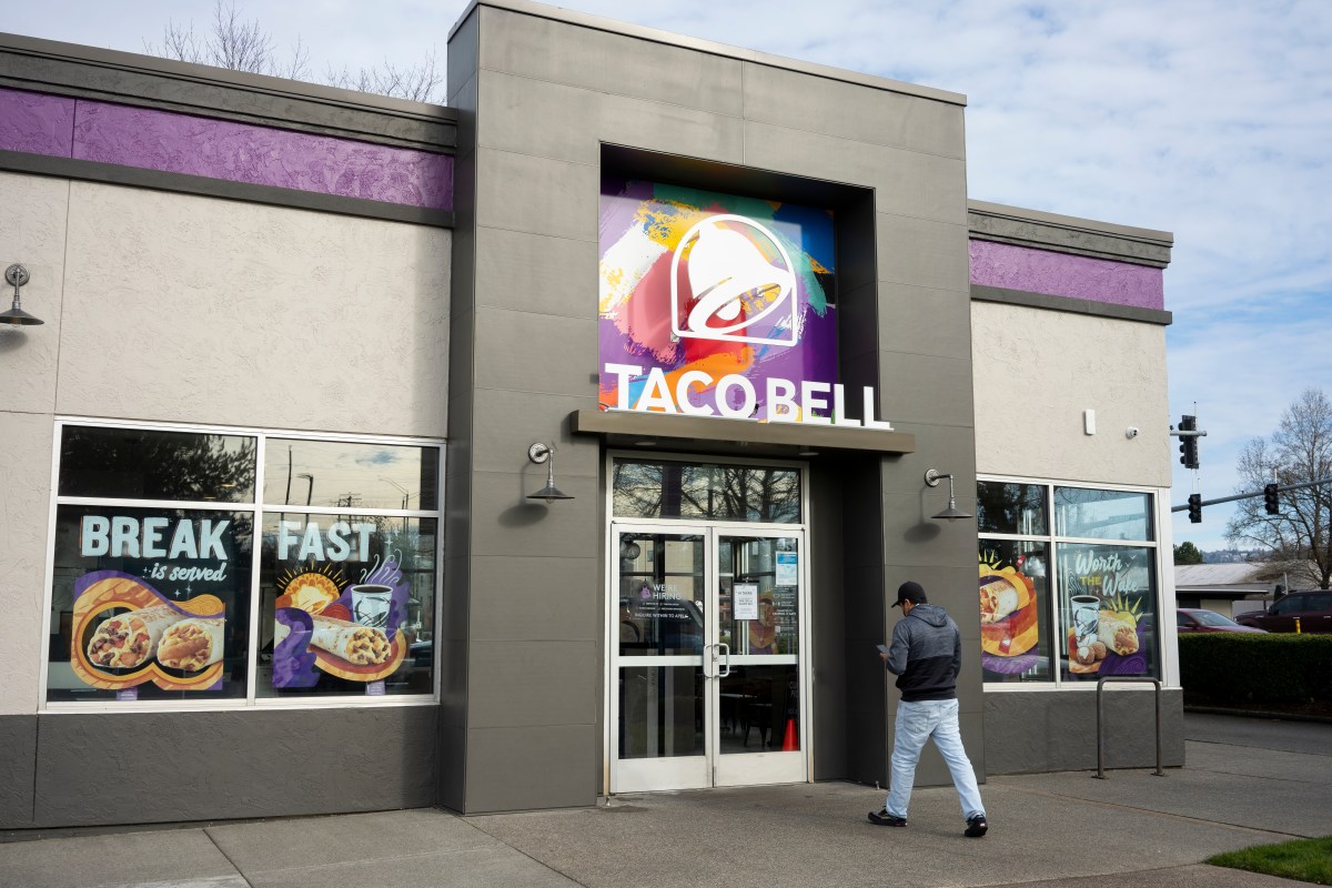 Cliente dice que vio a empleada de Taco Bell escupir en su comida