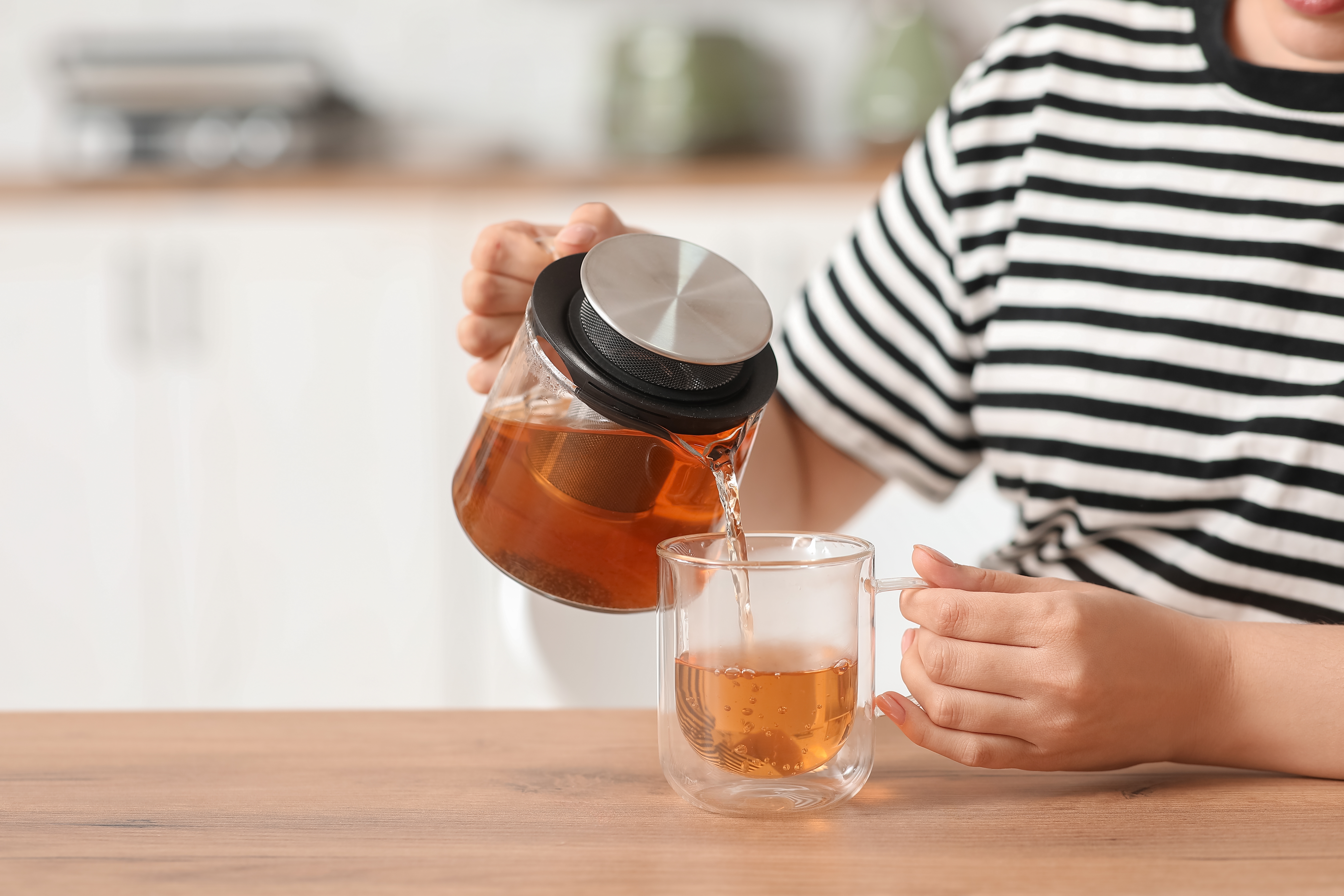 La ciencia del té: ¿Por qué calentar agua en microondas altera su sabor?