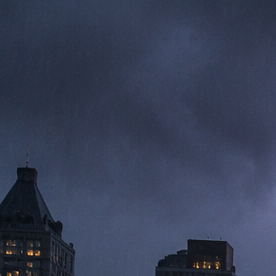 Tormenta eléctrica sobre Nueva York con lluvia intensa, relámpagos y una entrada del metro en Manhattan