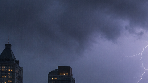 Tormenta eléctrica sobre Nueva York con lluvia intensa, relámpagos y una entrada del metro en Manhattan