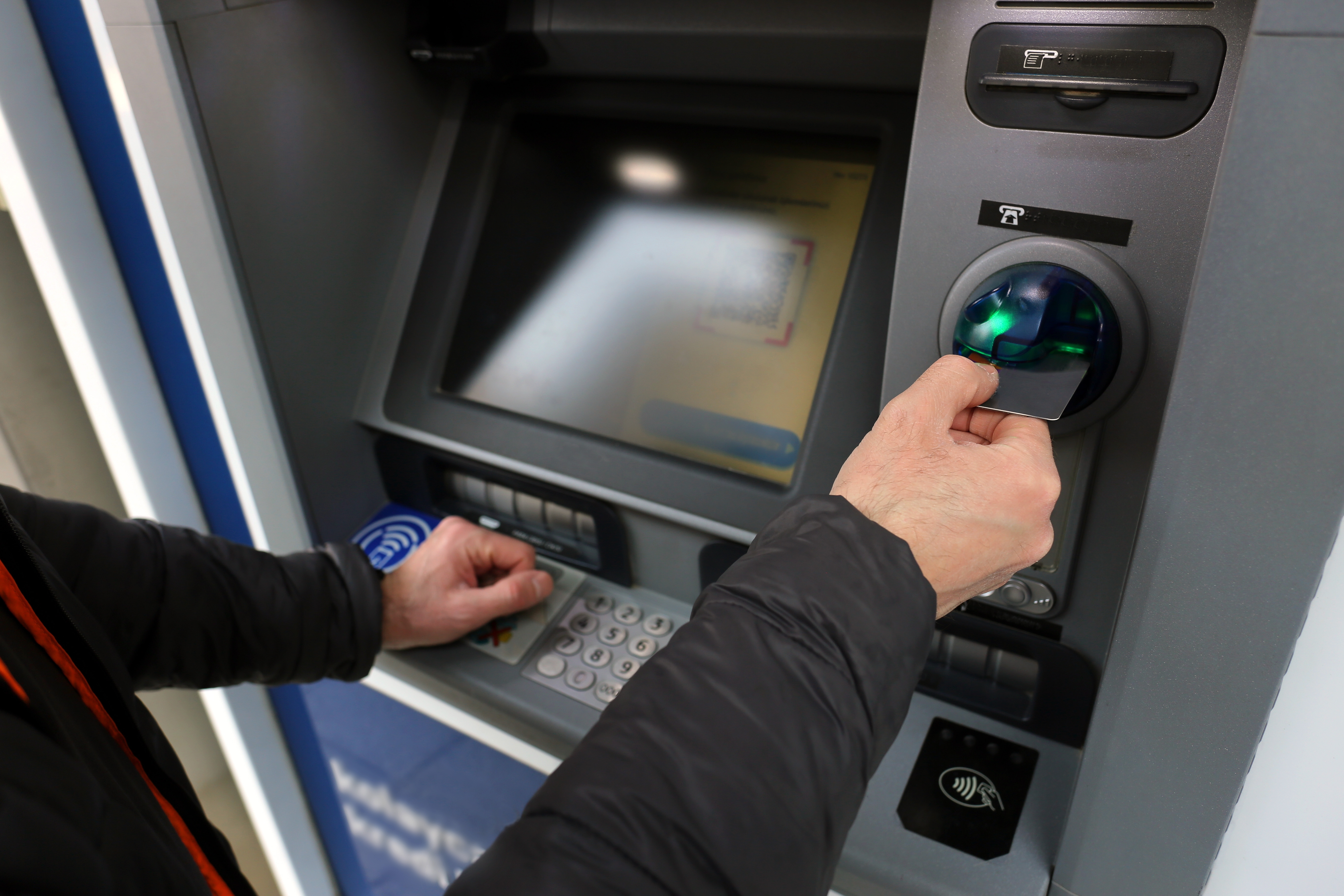 ¿Retiraste efectivo de un cajero de una tienda o gasolinera? Podrías recibir dinero de Visa y Mastercard