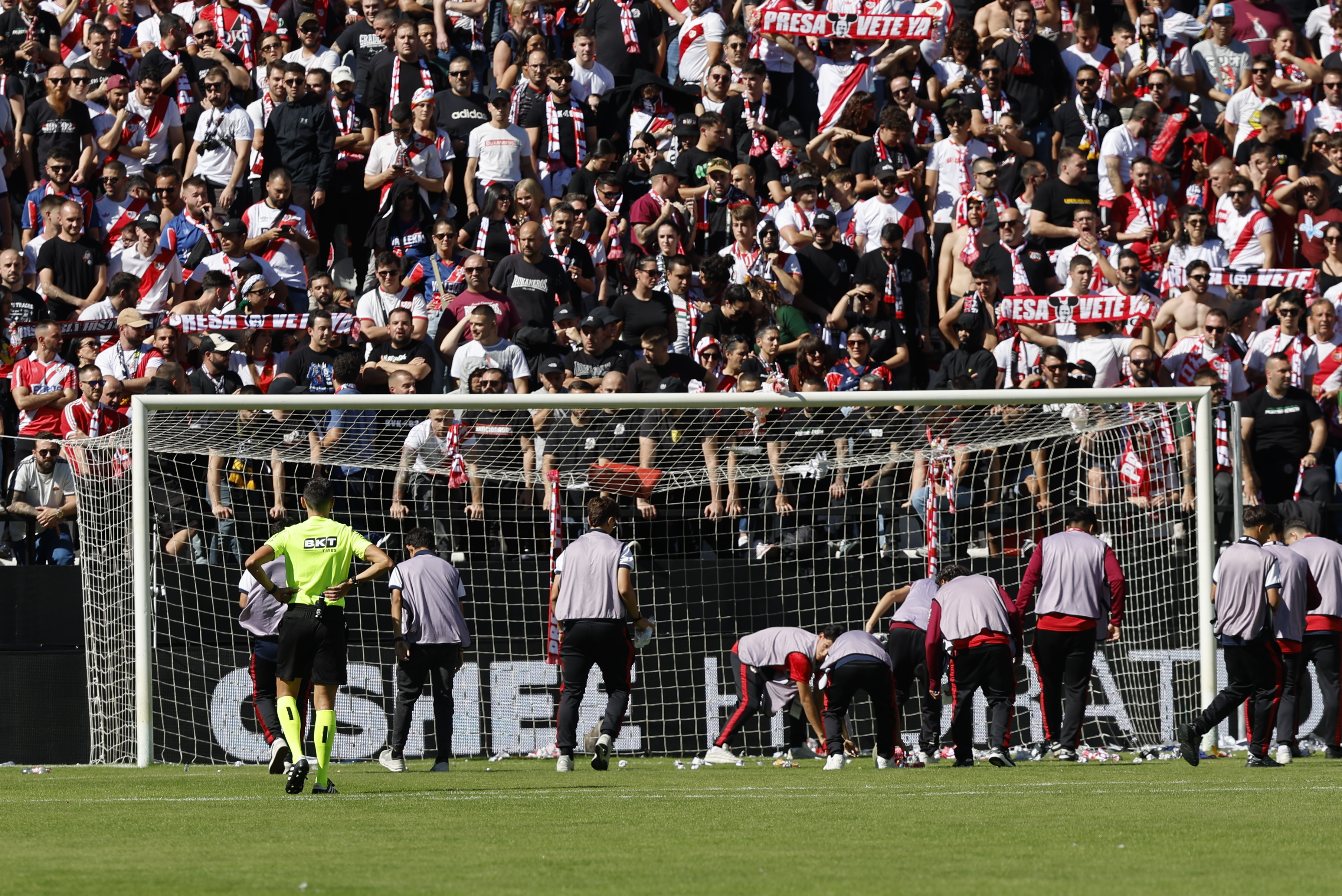 Suspenden el Rayo Vallecano-Athletic Club por el lanzamiento de aviones de papel al campo