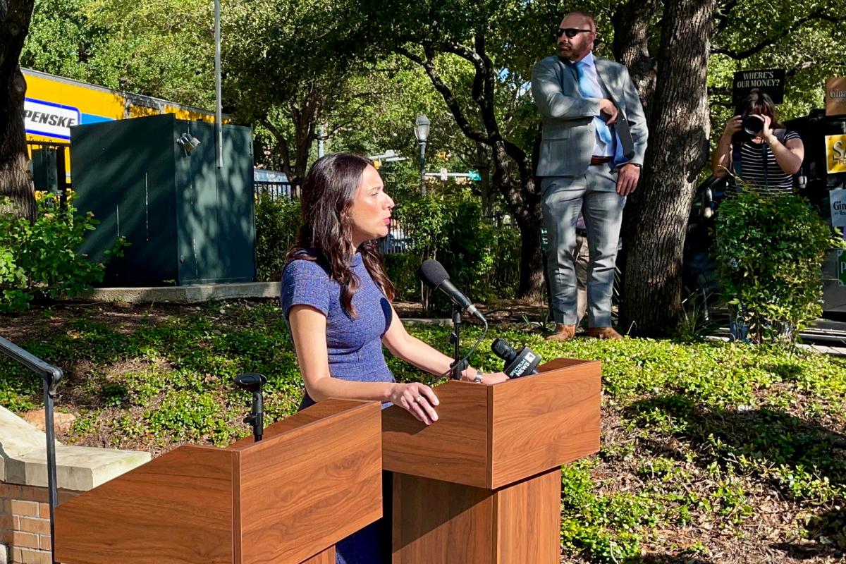 Candidata demócrata en Texas acude a la casa de Greg Abbott para retarle a un debate