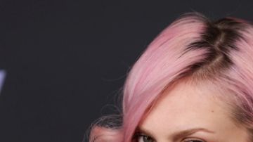 La canción mezcla referencias al cine, la moda y el poder femenino