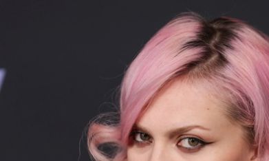 La canción mezcla referencias al cine, la moda y el poder femenino