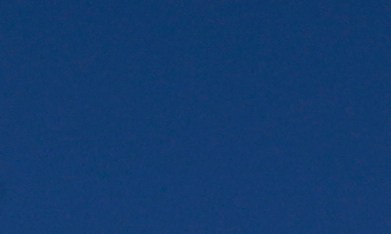 Una bandera estadounidense y otra texana ondean en las puntas de una grúa junto a una plataforma petrolífera cerca del lugar donde el presidente Donald Trump pronunció un discurso.
