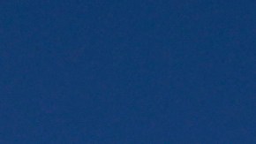 Una bandera estadounidense y otra texana ondean en las puntas de una grúa junto a una plataforma petrolífera cerca del lugar donde el presidente Donald Trump pronunció un discurso.