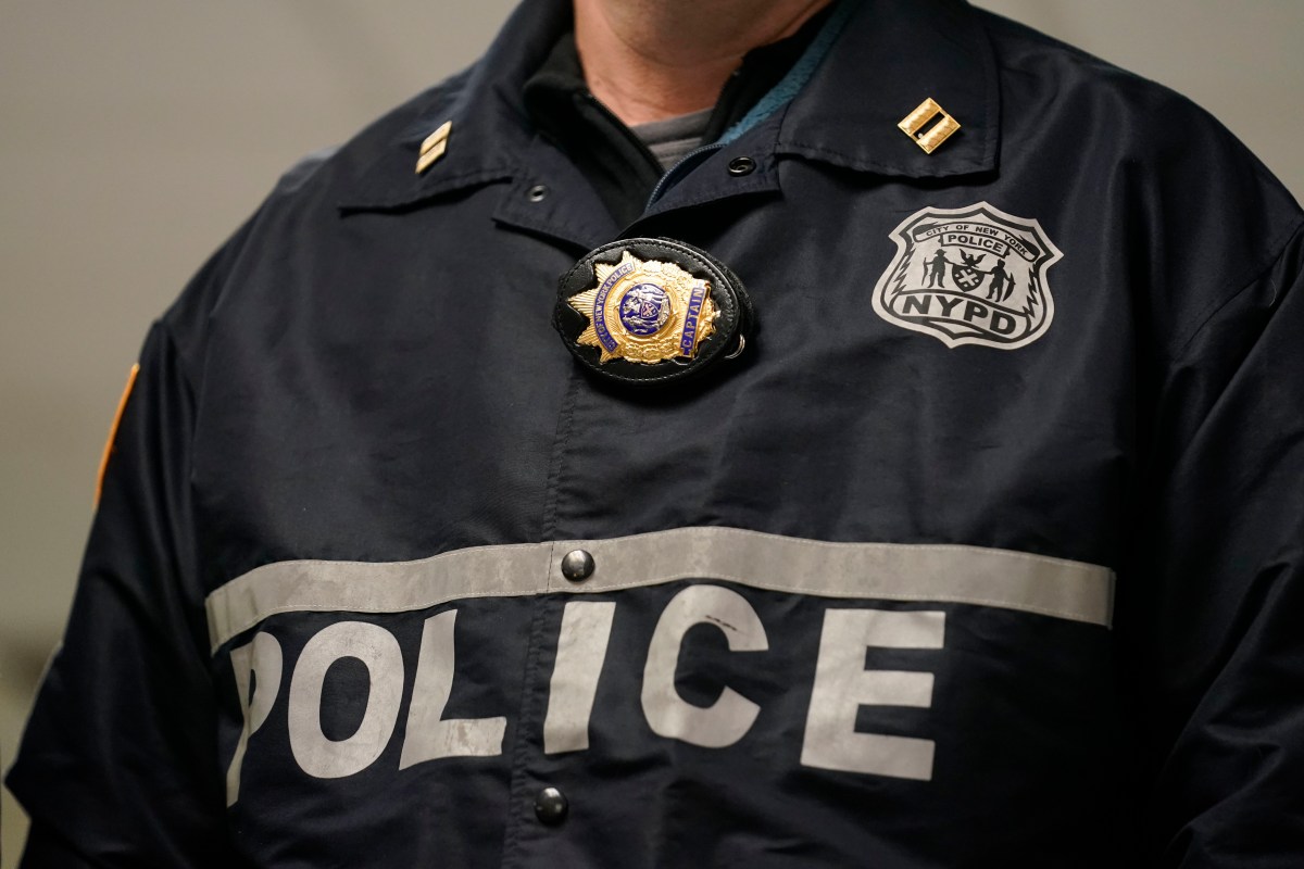 Detienen a un policía de Nueva York fuera de servicio por interferir en un control de tránsito