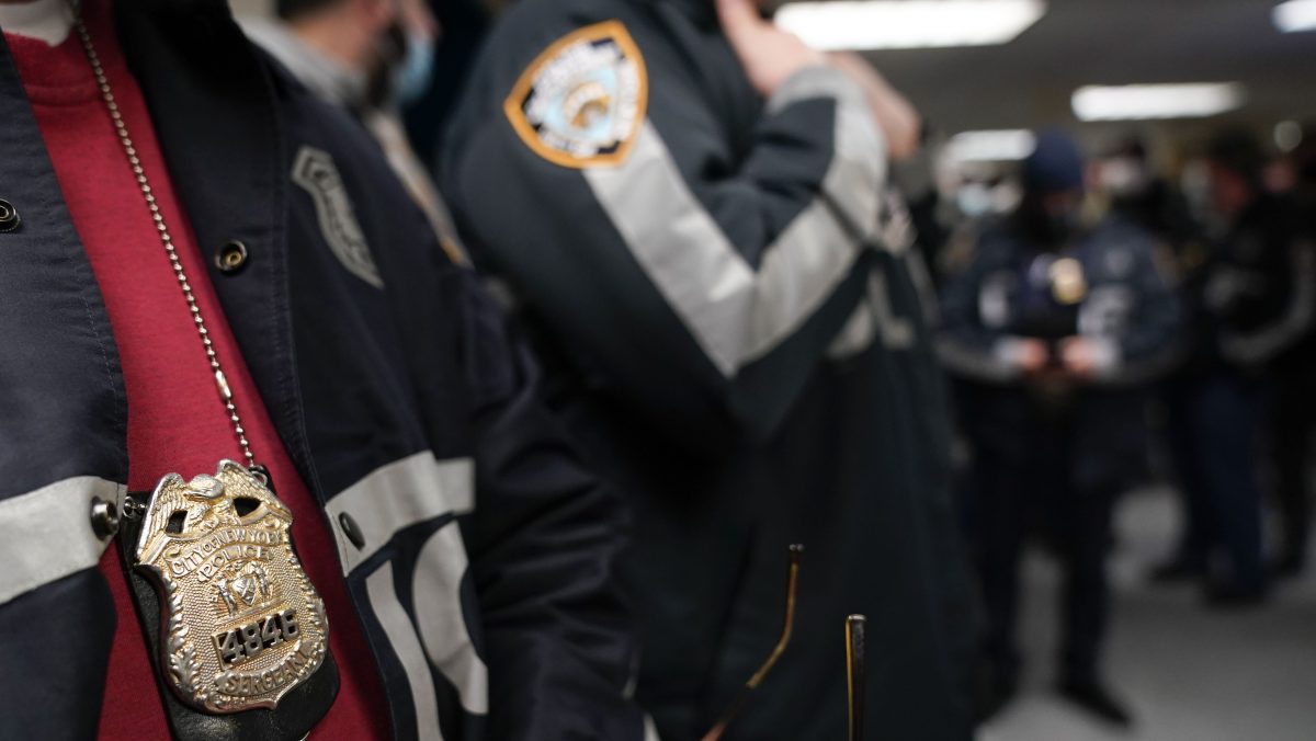 Hombre muere bajo custodia del NYPD tras un incidente violento en una residencia asistencial
